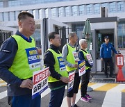 "정부가 국책사업 날개 꺾나"…'마라톤투쟁' 전북도의원 세종서 피켓시위