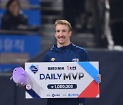 페디, PO 1차전 MVP [포토]