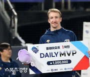 1차전 MVP 차지한 페디[스경포토]