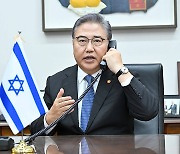 이스라엘 외교장관과 통화하는 박진 장관