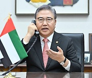 UAE 외교·국제협력부 장관과 통화하는 박진 장관