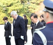 서울현충원 찾은 인요한 혁신위원장