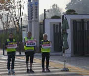 "새만금 살려내라" 전북도의원들, 기재부 앞에서 피켓시위