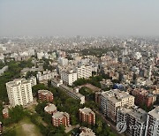 방글라 의류업체 노동자들, 월 최저임금 '세 배' 인상요구 시위