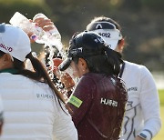 [포토]박현경 '차가운 축하 물세레 정신이 번쩍'