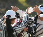 [포토]박현경 '폭포수 우승 축하 물세레'