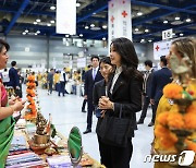 주한외교 대사 부인반 부스 둘러보는 김건희 여사