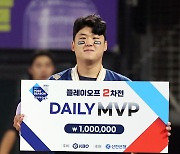 '2차전 승리투수' 신민혁, 데일리 MVP 선정