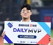 신민혁 ‘PO 2차전 데일리 MVP’ [MK포토]