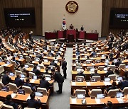 민주당 의원들과 인사하는 윤석열 대통령