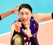 ‘김연경-옐레나 37득점 합작’ 흥국생명, 3-0 셧아웃 승리…GS칼텍스 개막 4연승 저지 [장충 리뷰]