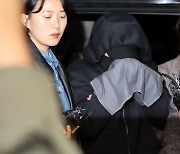 고개 푹 숙인 전청조, 여경에 압송…“남현희 가담했나” 질문에 침묵