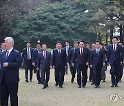 상임위원장단 및 여야 원내대표와 오찬장 향하는 윤석열 대통령