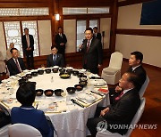 국회 상임위원장단 및 여야 원내대표 오찬 인사말하는 윤석열 대통령