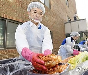 취약계층 대상 나눔 위한 김치 담그는 김완섭 차관