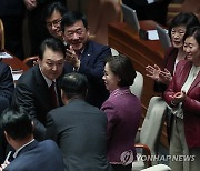 의원들과 악수하는 윤석열 대통령