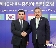 악수하는 한·우즈베키스탄 외교장관