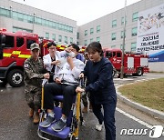 응급환자 신속 이송하는 국방부 본부 장병들