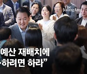 마포서 서민 참석 민생회의 연 尹 "경청", "초심", "내책임" 거듭 강조