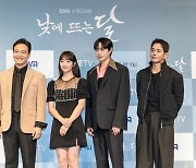 '그사세'·'프로듀사' 감독, 누적 조회수 7억뷰 웹툰 드라마로 만든 이유