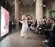 크리에이티브멋, ‘대한민국건축문화제’서 세계 최초 리얼타임 홀로그램 아트 공연