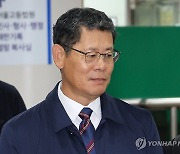 법원 출석하는 김연철 전 통일부 장관