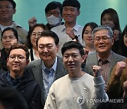 비상경제민생회의 참석자와 기념촬영하는 윤석열 대통령