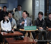 '은행·카카오 독점' 때린 尹…'따뜻한 건전재정' 거듭 부각(종합)