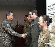 미7공군 장병 격려하는 김승겸 합참의장