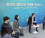 윤 대통령 "R&D 예산, 원천-차세대 기술에···'퍼스트 무버' 탈바꿈해야"