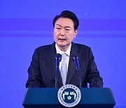 尹 “국가 R&D 예산은 무슨 수당처럼 공평하게 나눠주는 게 아니다”