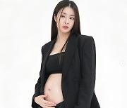 강소라, 만삭화보 비하인드가 이 정도야?...미모 그대로 배만 나왔네 [M+★SNS]