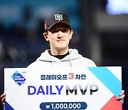 고영표 ‘PO 3차전, 데일리 MVP’ [MK포토]