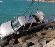 아내만 두고 내린 車 바다 추락…‘살인 무죄’ 남편, 12억 보험금 받는다