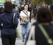 따뜻한 가을 날씨에 반팔·손 선풍기 등장 [뉴시스Pic]