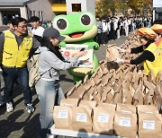 "청년들에게 희망을" 찾아가는 사랑의 밥차 [뉴시스Pic]