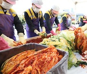 독거노인들에게 전달할 김장 담그기