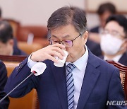 물 마시는 최재해 감사원장