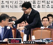 반갑게 인사하는 한동훈-최재해