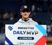 고영표, PO3차전 데일리 MVP 수상! [포토]