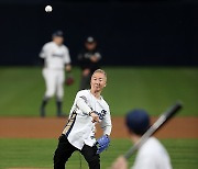 [포토S] 노브레인 이성우, 고향 마산에서 시구!