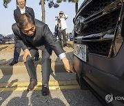 인천공항 자율주행 셔틀버스 살피는 이학재 사장