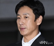 이선균, 모발 국과수 감정 결과 '음성'...유흥업소 실장에 3억은 왜?