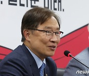 최재형 전 혁신위원장 발언 듣는 인요한 혁신위원장