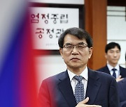 국기에 대한 경례하는 노태악 위원장