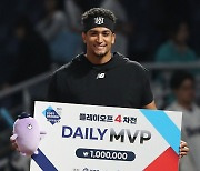 완벽투 펼친 kt 쿠에바스, PO 4차전 MVP