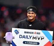 [포토]‘6이닝 무실점 승리’ MVP 쿠에바스