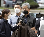 文 대통령에 ‘신발 투척’ 정창옥씨, 공무집행방해 무죄 확정