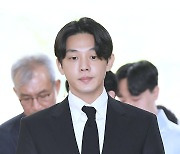 유아인, 공소장 보도 유감…"재판에서 소명하겠다"