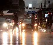 출근·등교길 우산 챙기세요…전국 곳곳에 요란한 가을비